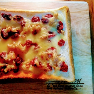 ドライクランベリーと胡桃のチーズトースト